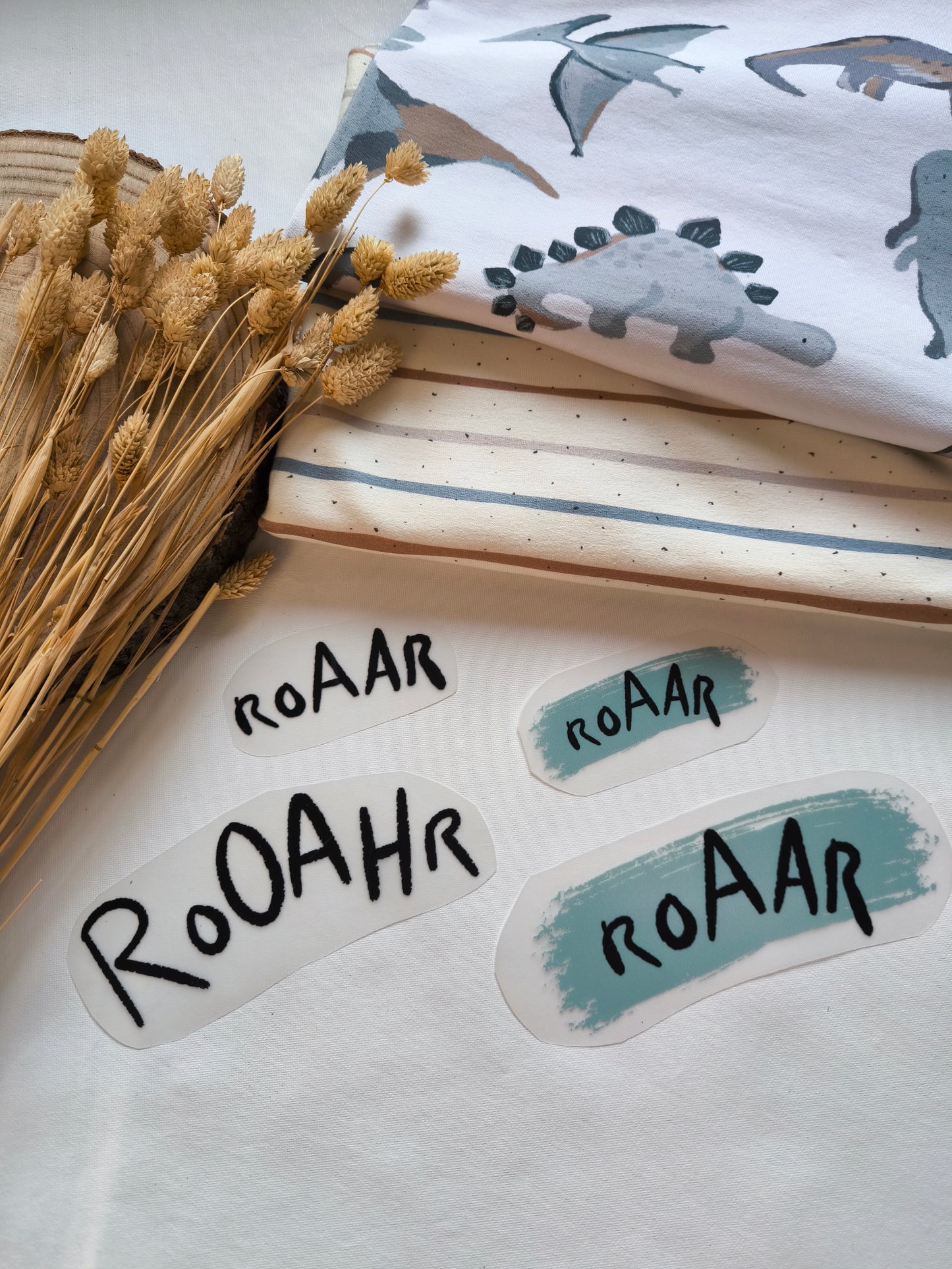 Bügelbild Dinosaurier Crew "Roaar" Schriftzug