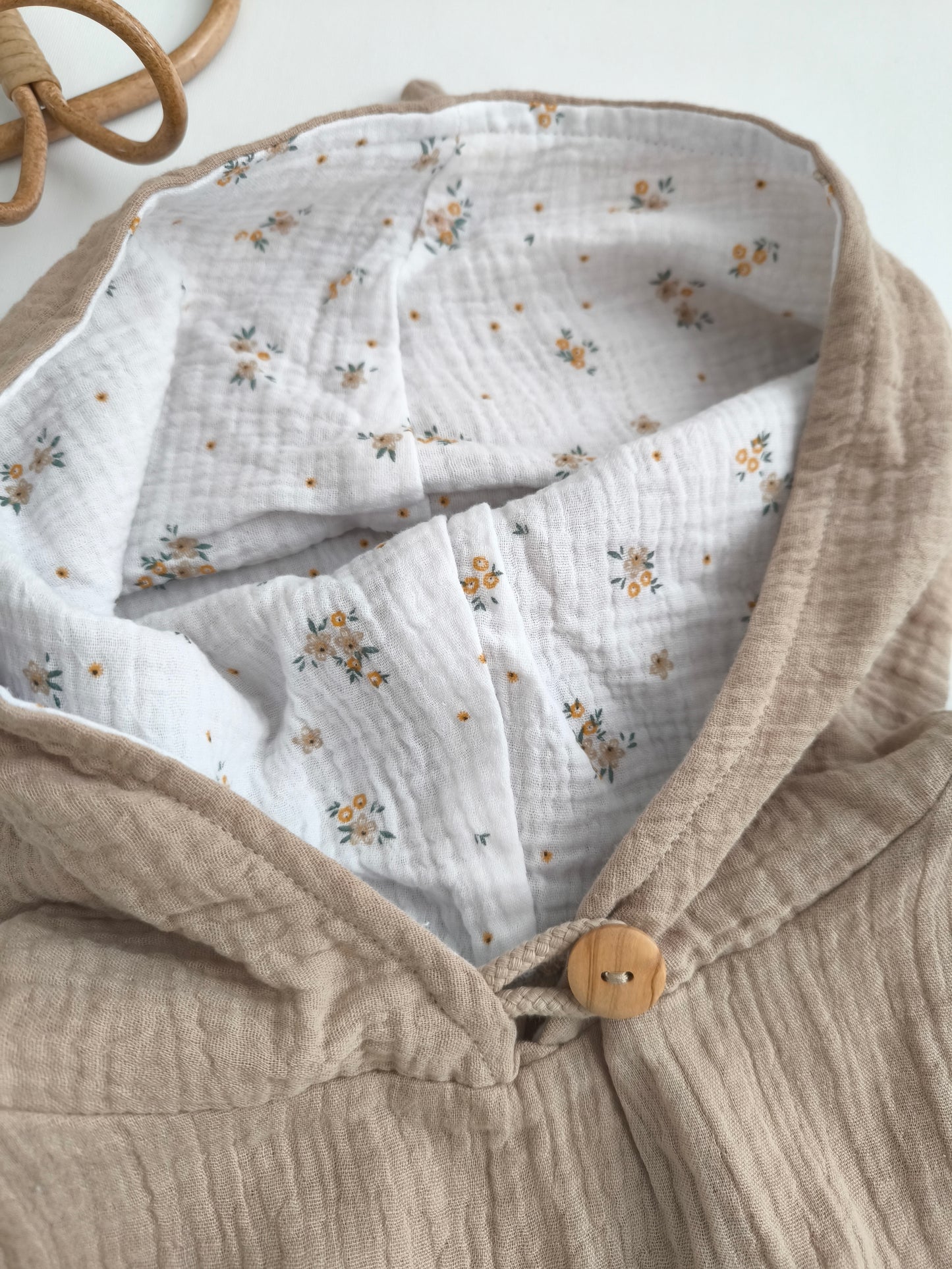 Musselin Badeponcho Beige "Blumenwiese" und Zipfelkapuze 6 Monate -2 Jahre