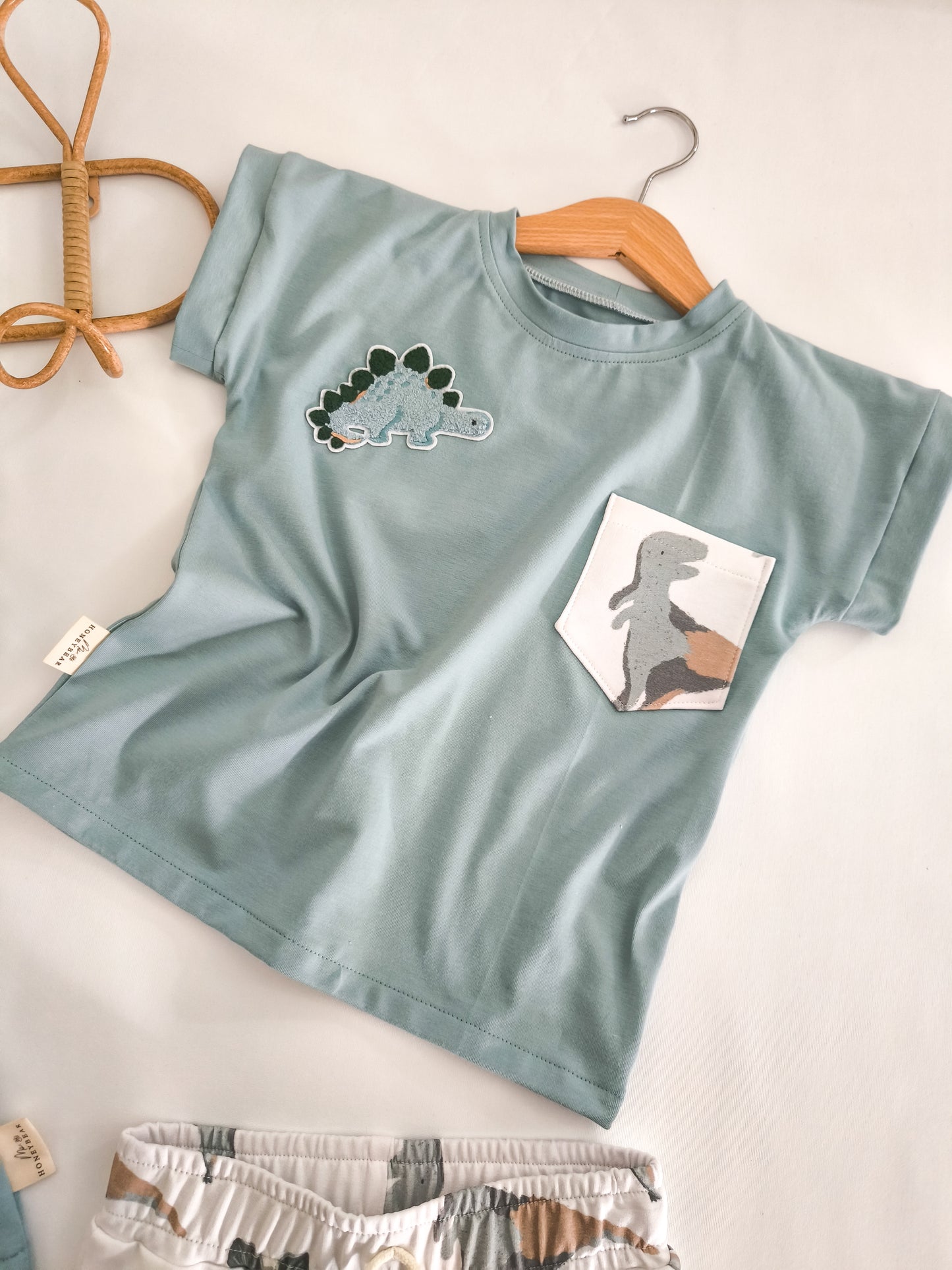 Shirt Schnuffel Biggy Dino Größe 104 mit Chenille Patch und Brusttasche