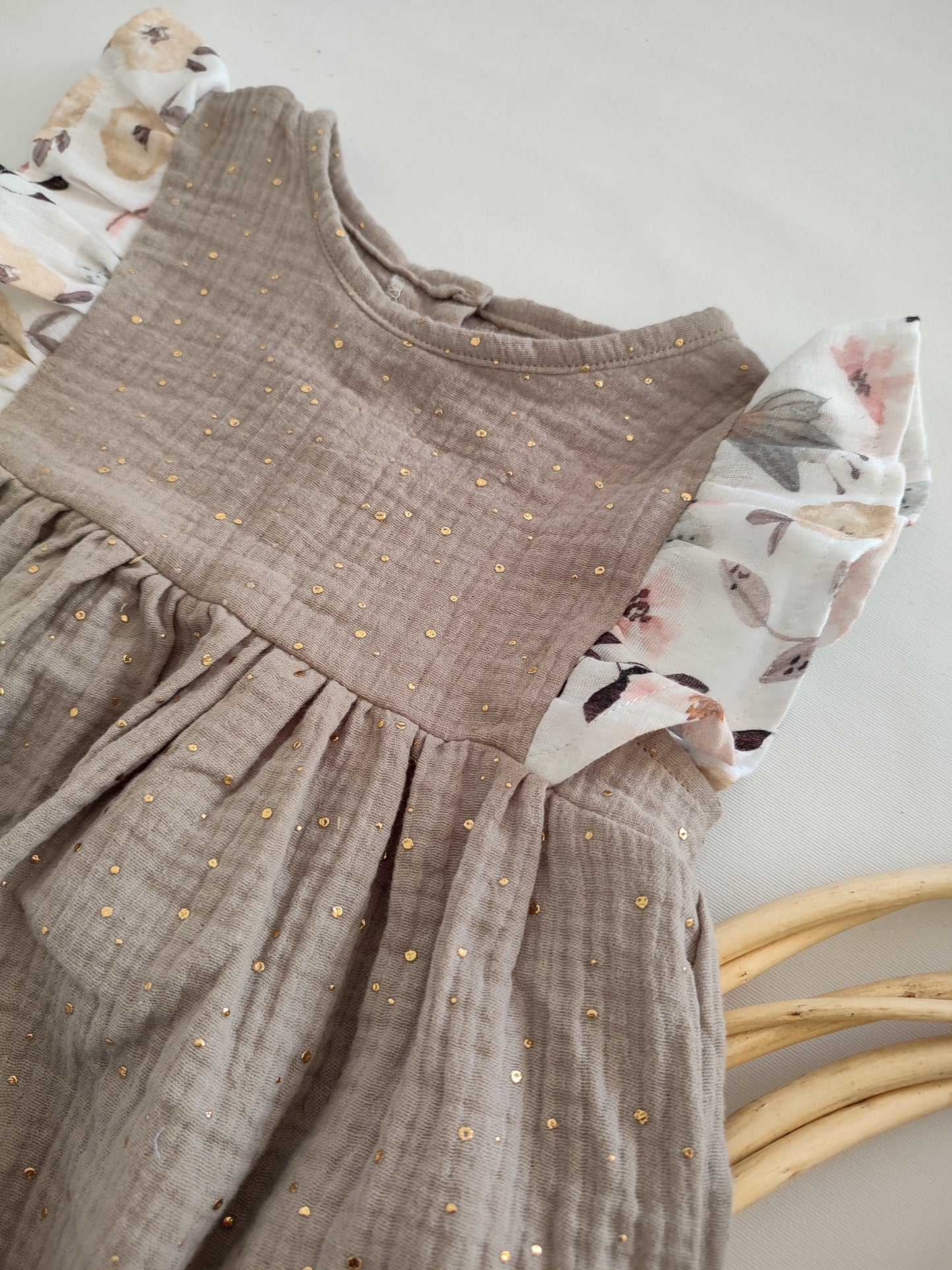 Cutie Romper Beige /Wildflower Gr. 6-12 Monate