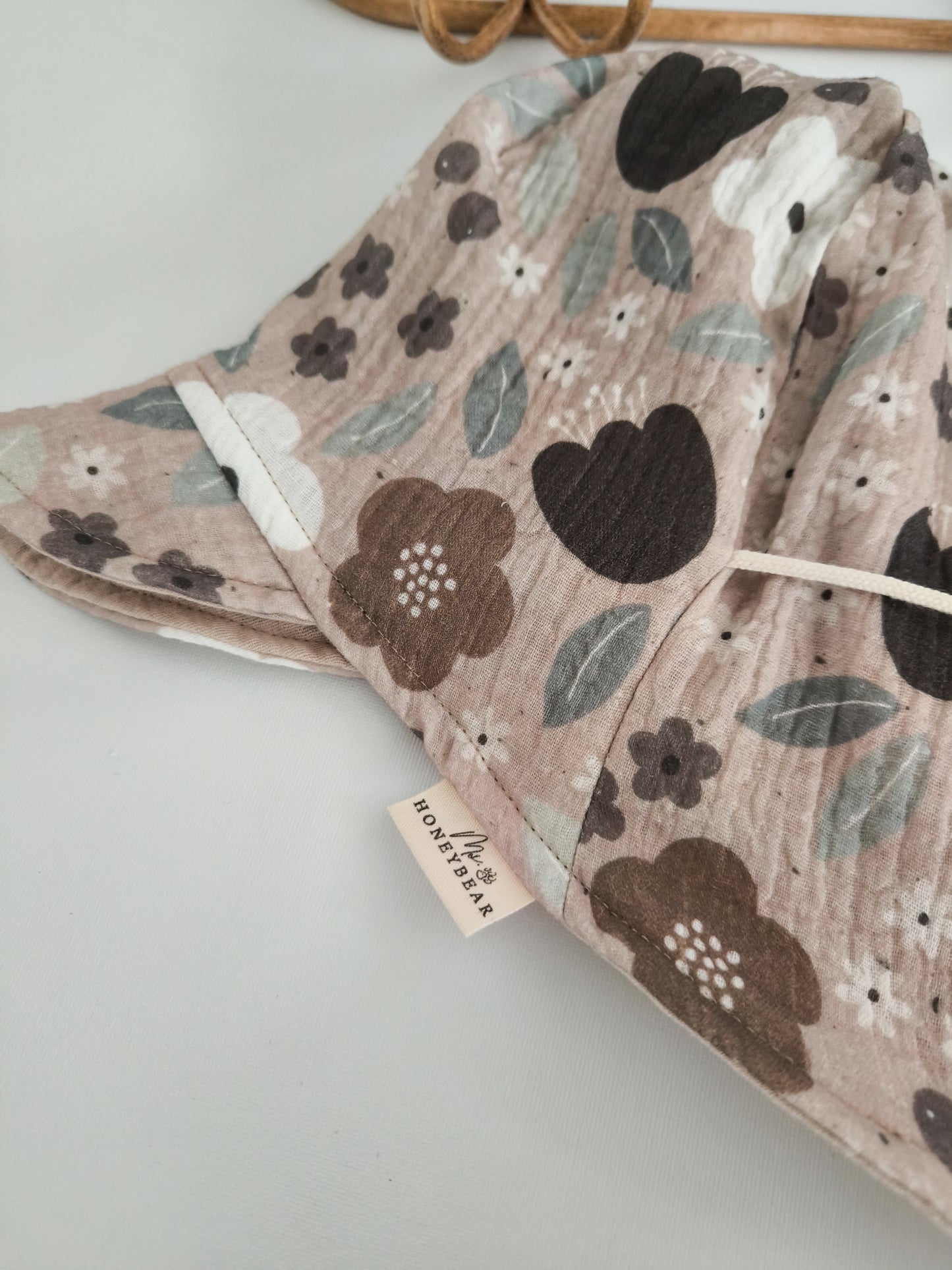 Musselin Sonnenmütze mit Nackenschutz "Retro Flower"