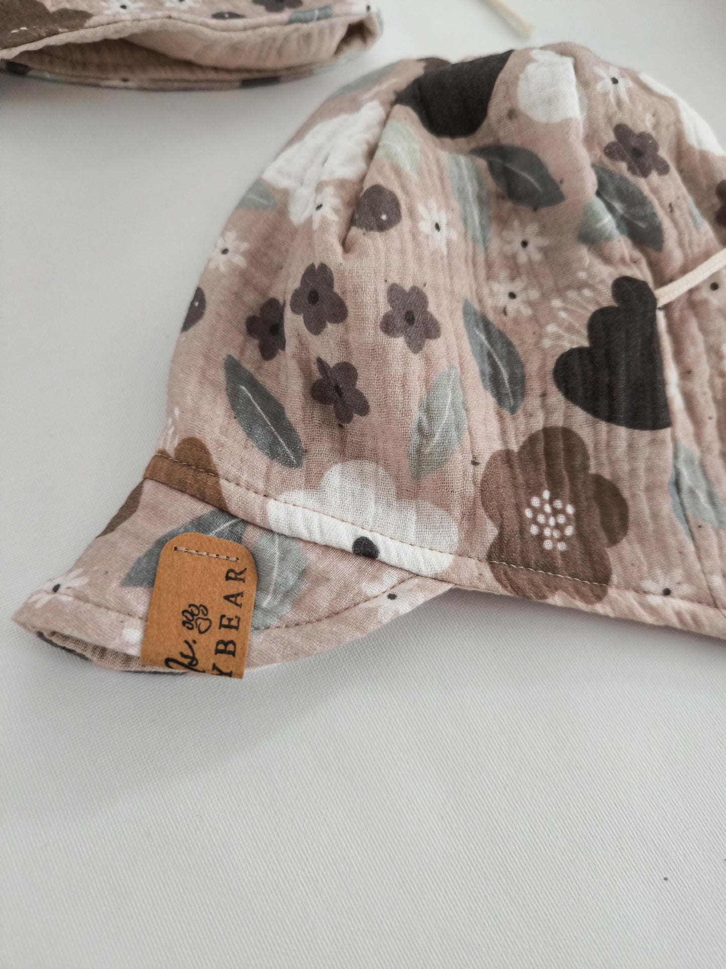 Musselin Sonnenmütze mit Nackenschutz "Retro Flower"